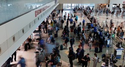 “Ya no se quite los zapatos”: EE.UU. evalúa poner fin a otras dos reglas en controles de aeropuertos