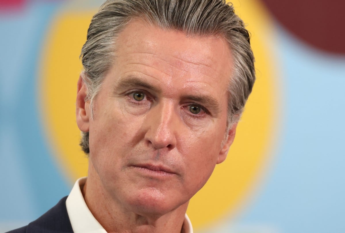 Newsom deberá definir si California amplía el acceso público a llamadas y reportes de emergencia vinculados con centros privados de detención migratoria (Foto: Patrick T. Fallon / AFP