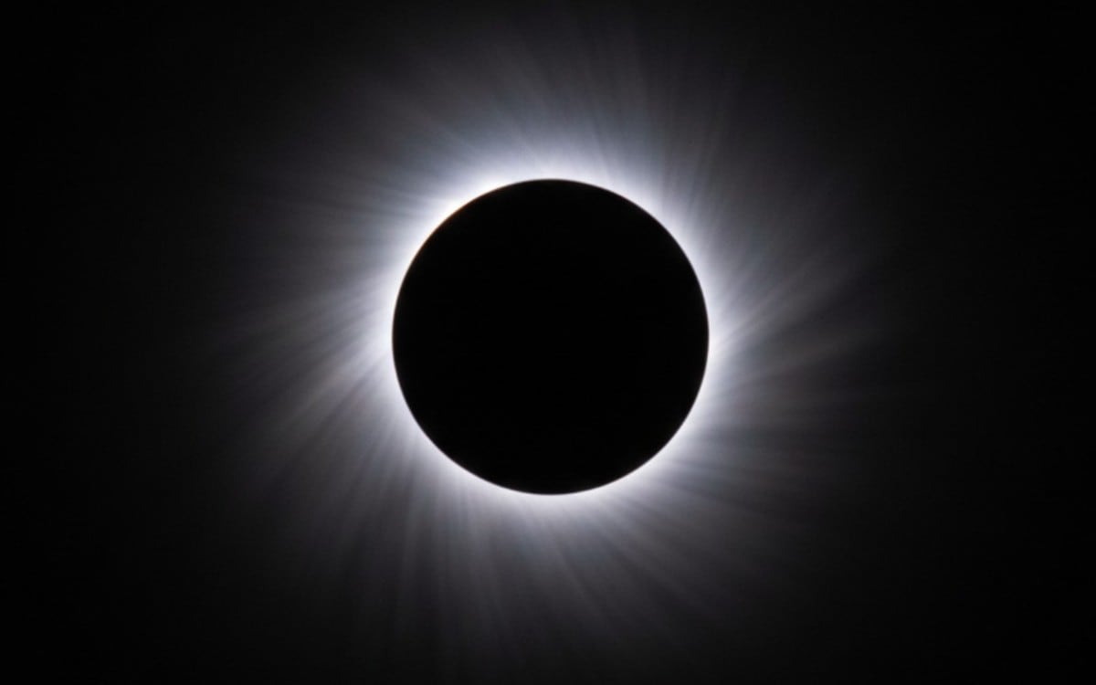 En cambio, un eclipse solar es el fenómeno astronómico que ocurre cuando la Luna se interpone entre el Sol y la Tierra. (Foto: Imagen creada por Mix usando Gemini)