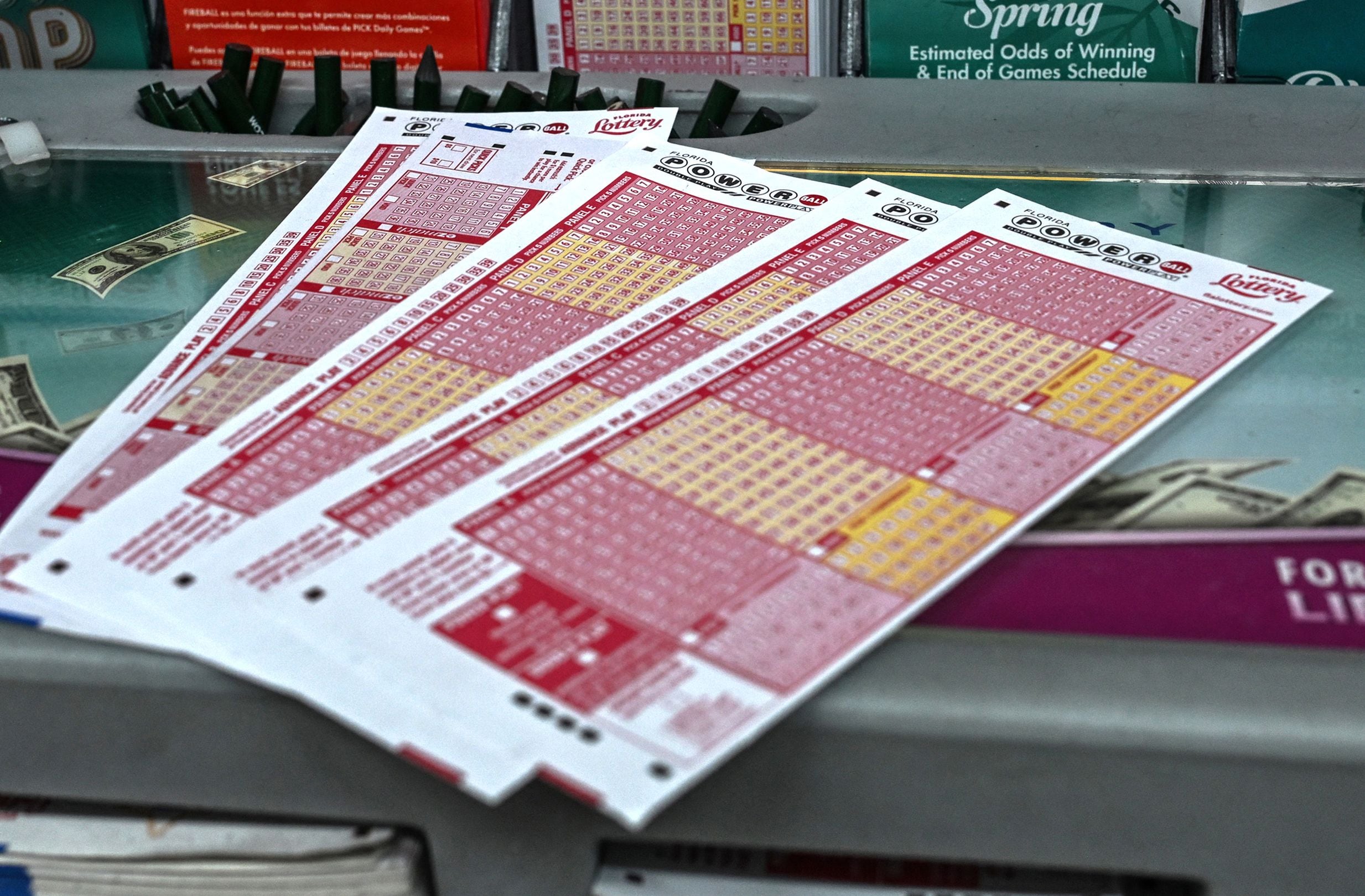 Por lo general, los participantes del Powerball pueden reclamar un premio de hasta $600 en cualquier lotería autorizada de la jurisdicción donde compraron el boleto. (Foto: GIORGIO VIERA / AFP)