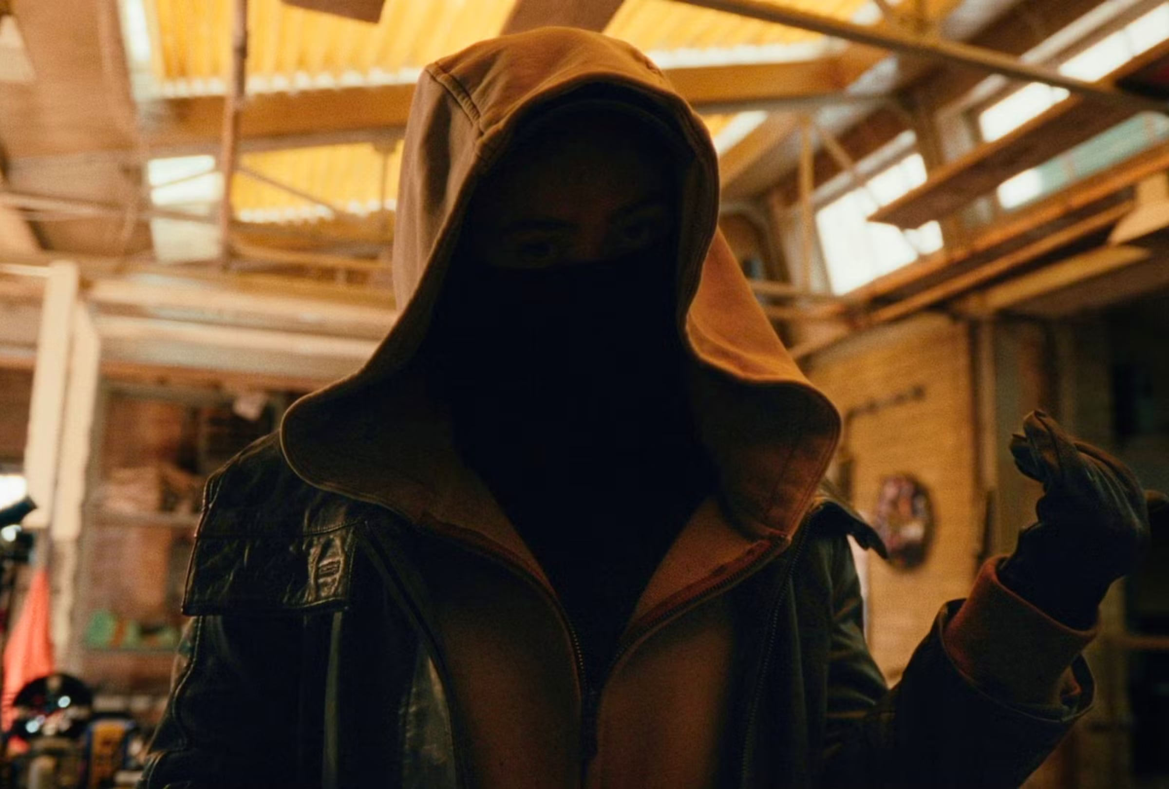 En esta escena de la película "Spider-Man: Brand New Day", la actriz Sadie Sink aparece caracterizada bajo una imponente capucha y un pasamontañas negro que oculta su rostro (Foto: Sony Pictures / Marvel Studios)