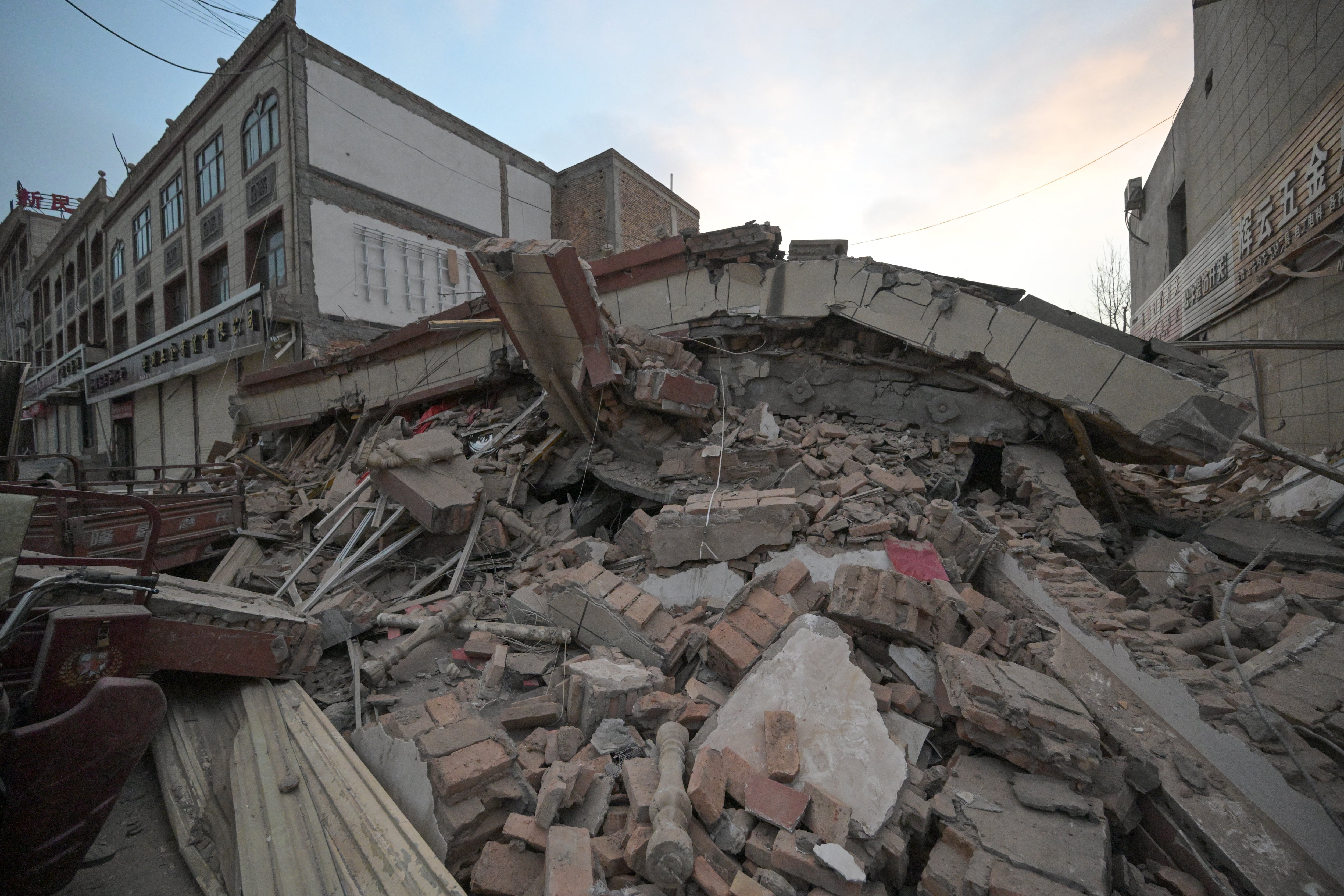Una vista general muestra un edificio derrumbado después de un terremoto en Dahejia, condado de Jishishan, en la provincia de Gansu, al noroeste de China. (Foto: AFP)