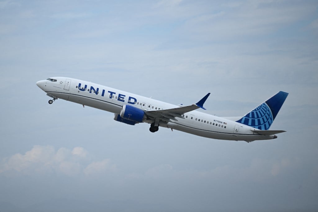 Un avión Boeing 737 MAX 9 de United Airlines despega del Aeropuerto Internacional de Los Ángeles (LAX), visto desde El Segundo, California, el 11 de septiembre de 2023. (Foto de Patrick T. Fallon / AFP)