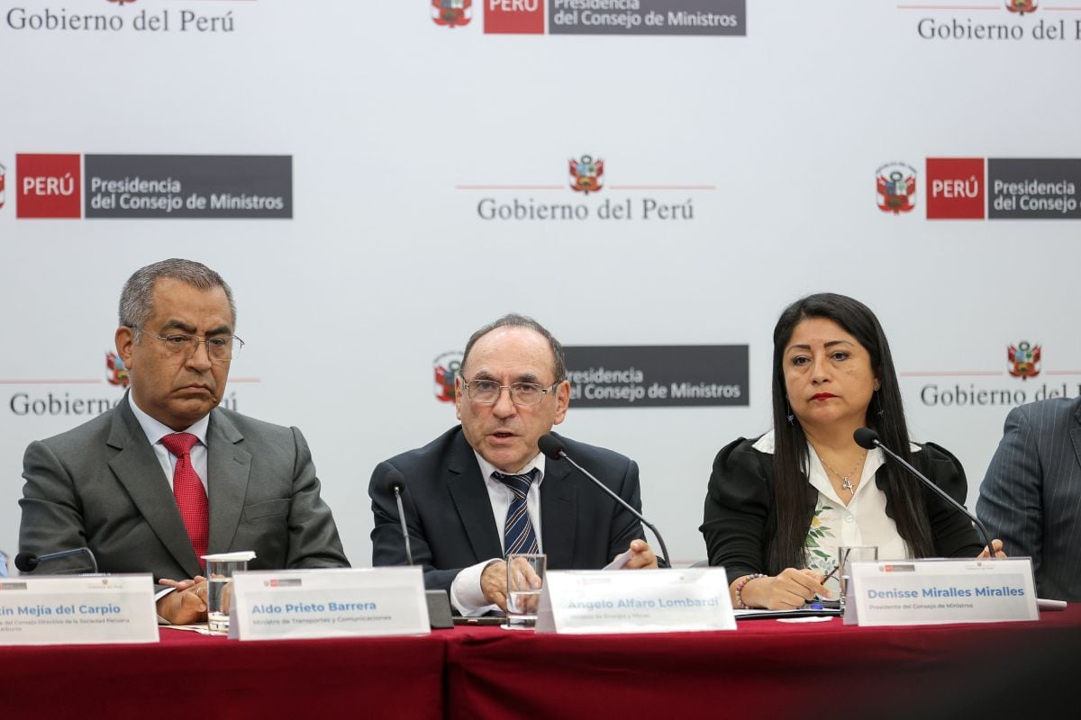 El Gobierno aseguró que no faltará GLP ni gasolina y que Osinergmin supervisa grifos para evitar alzas indebidas de precios. Foto: PCM.