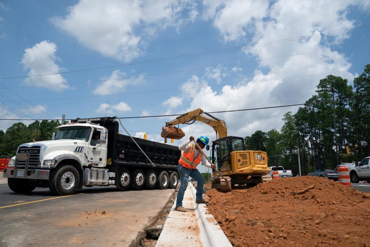 Un trabajador de la construcción en Raleigh, Carolina del Norte, EE.UU., el miércoles 17 de julio de 2024. Los banqueros centrales estadounidenses están dispuestos a recortar las tasas de interés en setiembre en medio de una creciente confianza en que la estabilidad de precios está a la vista, mientras que los riesgos para el mercado laboral han aumentado. Foto: Allison Joyce/Bloomberg