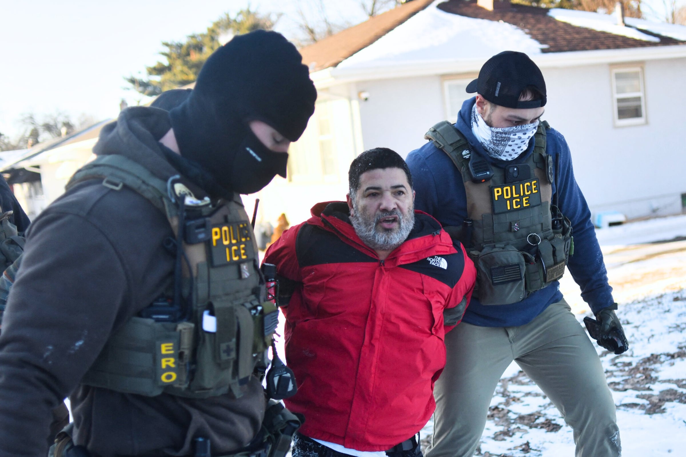 Dos agentes de ICE deteniendo a un presunto inmigrante indocumentado en Estados Unidos (Foto: AFP)
