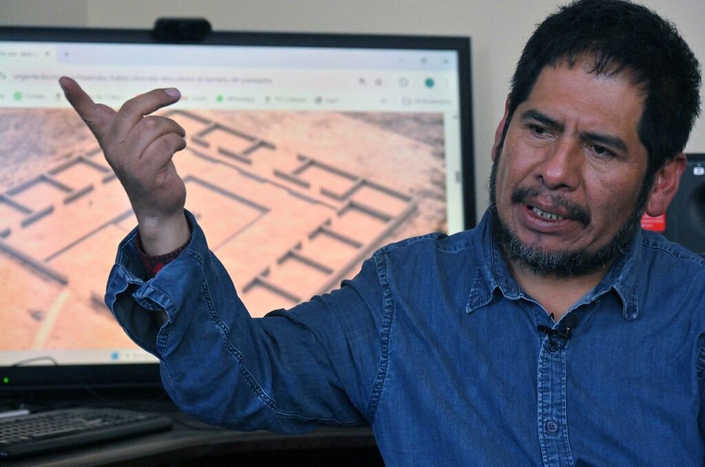 Juan Carlos Cordero, viceministro de Patrimonio de Bolivia, habla sobre el descubrimiento de un templo ceremonial de la civilización Tiahuanaco en el departamento de Oruro durante una entrevista con AFP en La Paz el 3 de julio de 2025. (Foto de AIZAR RALDES / AFP)