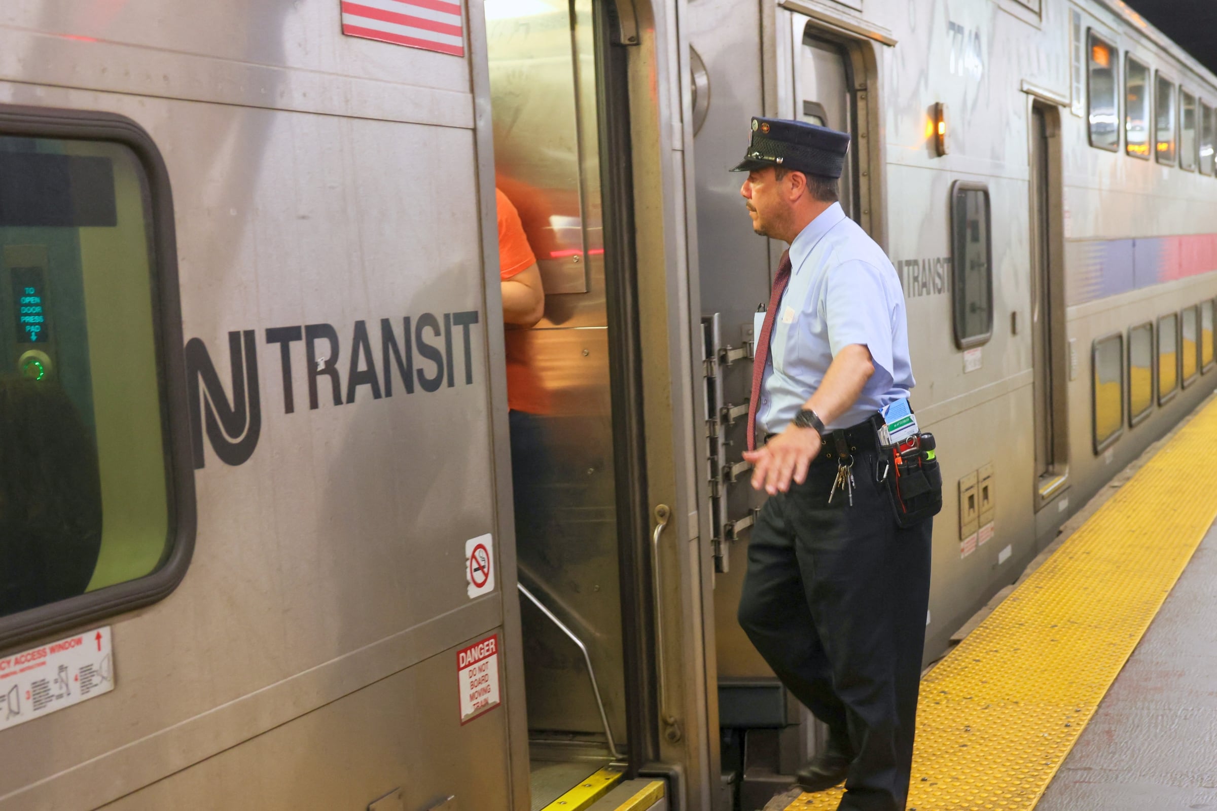 Un conductor de NJ Transit ingresando a su tren (Foto: AFP)