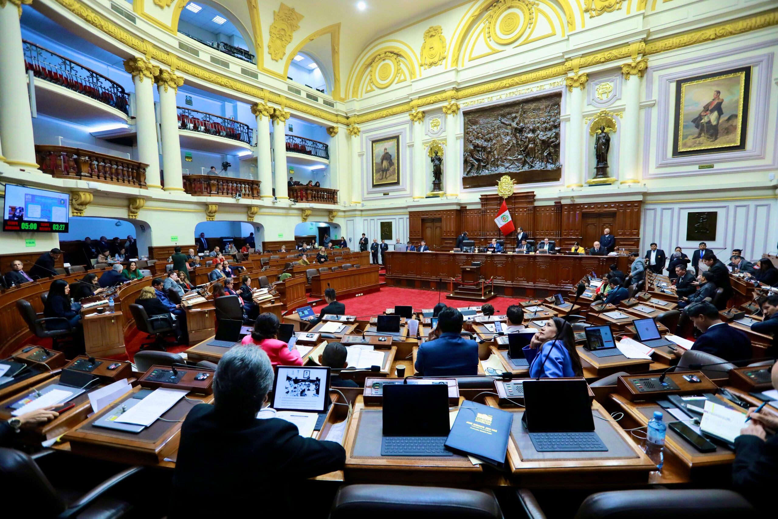 “Mientras nosotros debatíamos la ley del charango asesinaron a una persona en la estación Jorge Chávez del Metro (de Lima)", lamentó el congresista Alejandro Muñante. Foto: Congreso