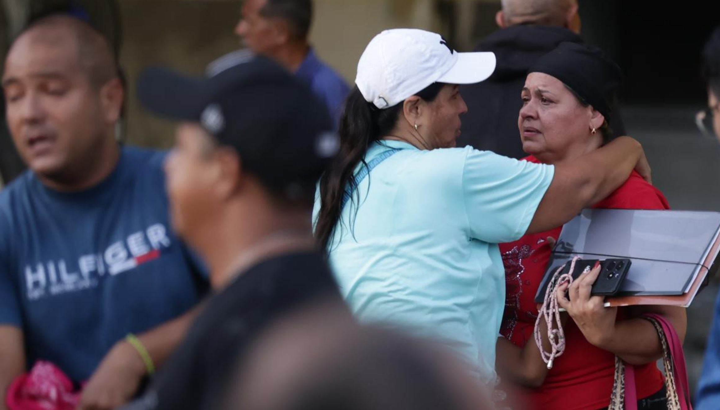 Residentes aguardan en la calle por miedo a posibles réplicas de los terremotos, en la localidad de Catia La Mar, en el estado costero de La Guaira (Venezuela) este jueves. EFE/ Ronald Pena R.