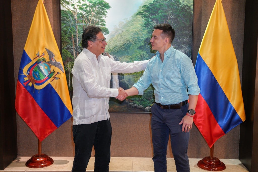 Esta fotografía, distribuida por la Presidencia de Colombia, muestra al presidente de Colombia, Gustavo Petro (izq.), estrechando la mano del presidente de Ecuador, Daniel Noboa, durante una reunión bilateral en las Islas Galápagos, Ecuador, el 14 de diciembre de 2024. (Foto: Juan Diego Cano / Presidencia de Colombia / AFP)