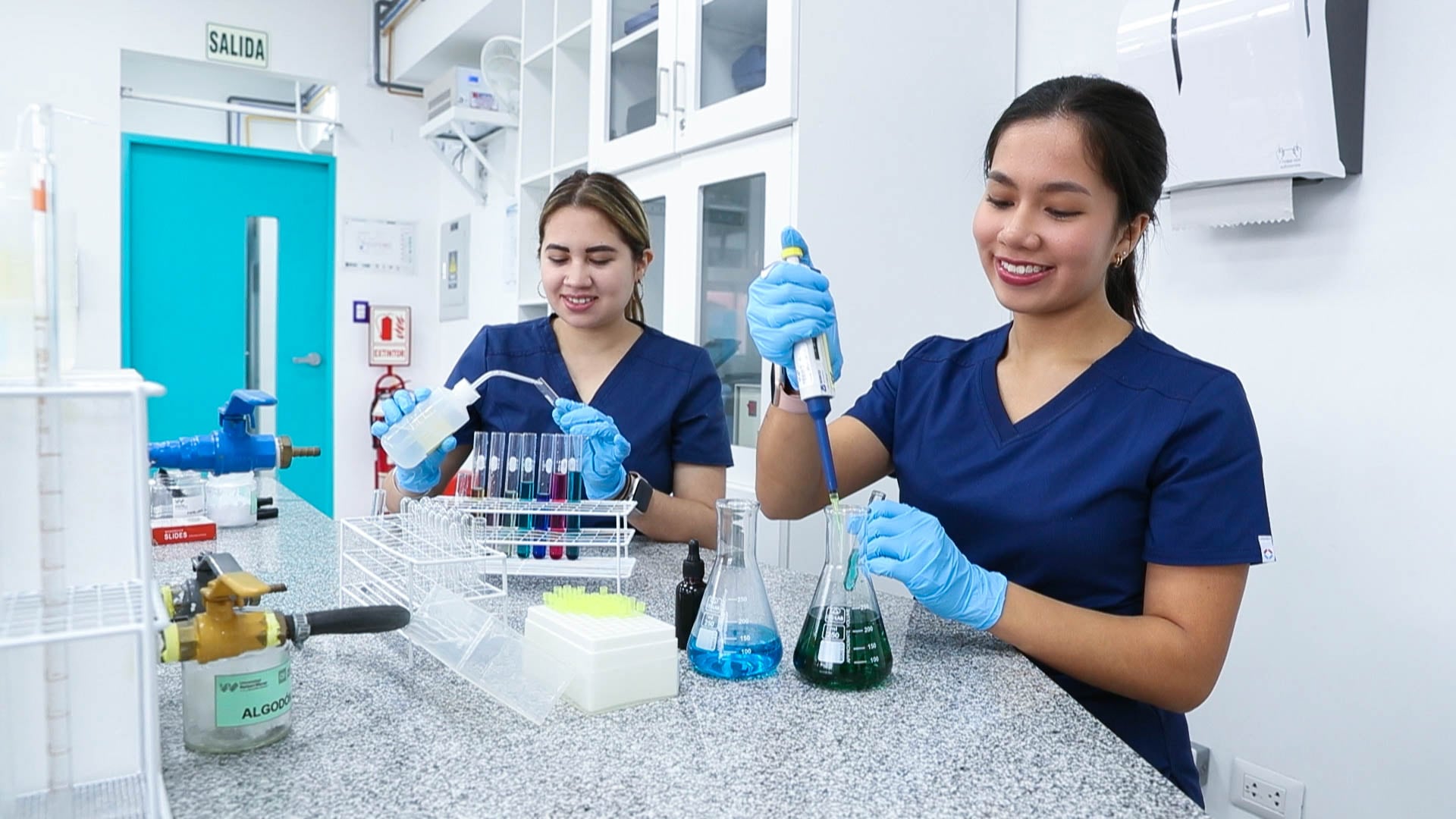 María Fernanda Villanueva y Claudia Laynes son dos estudiantes de la carrera de Laboratorio Clínico y Anatomía Patológica de la Universidad Norbert Wiener. (Foto: Universidad Norbert Wiener)