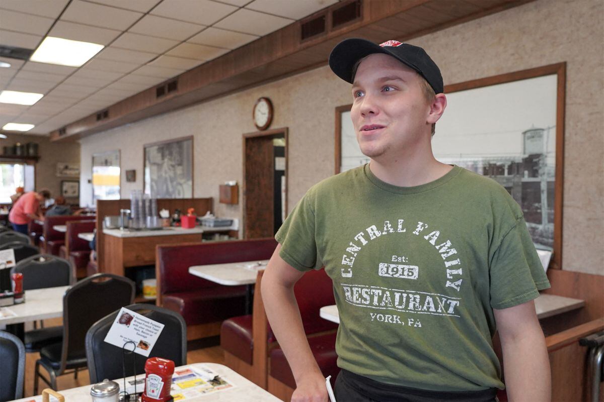 Zackree Kline, de 21 años, trabaja como encargado en un restaurante y también en una funeraria de York (Pensilvania) © Cecilia SANCHEZ / AFP