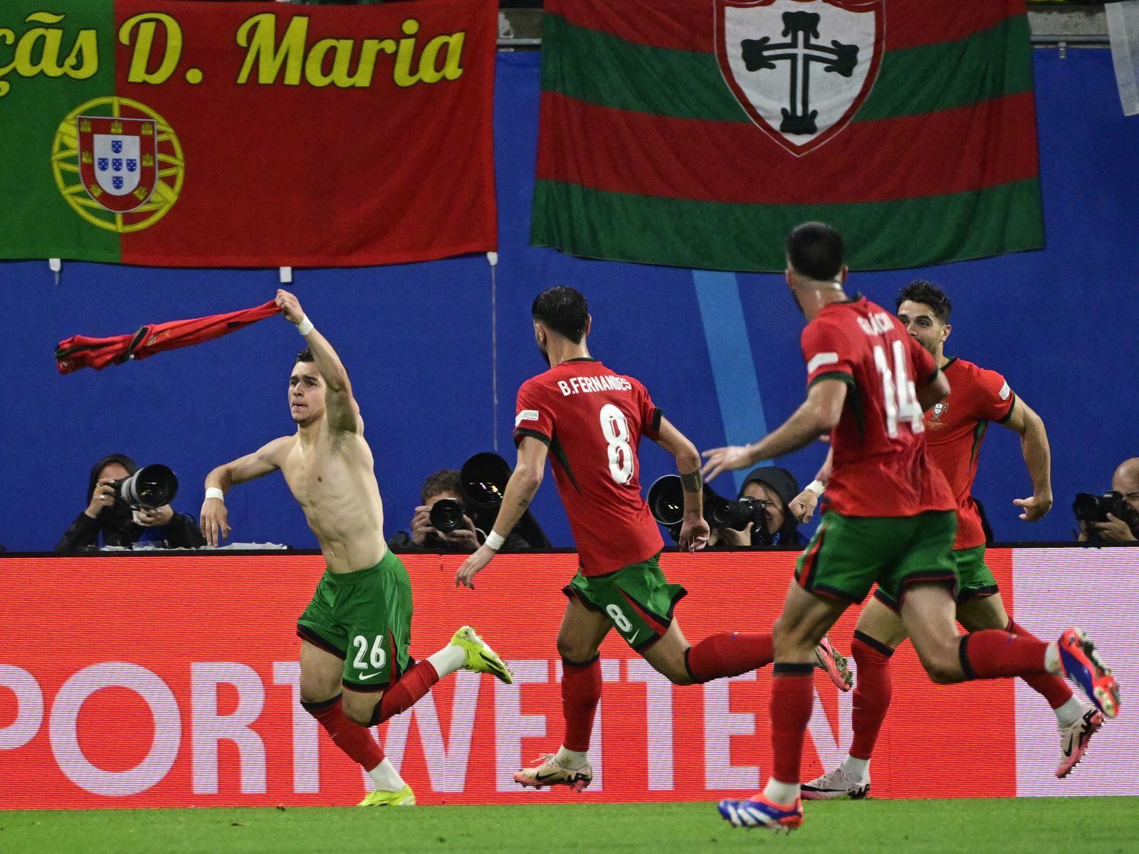 Los portugueses celebraron en el Red Bull Arena de Leipzig, Alemania. (Foto: AFP)