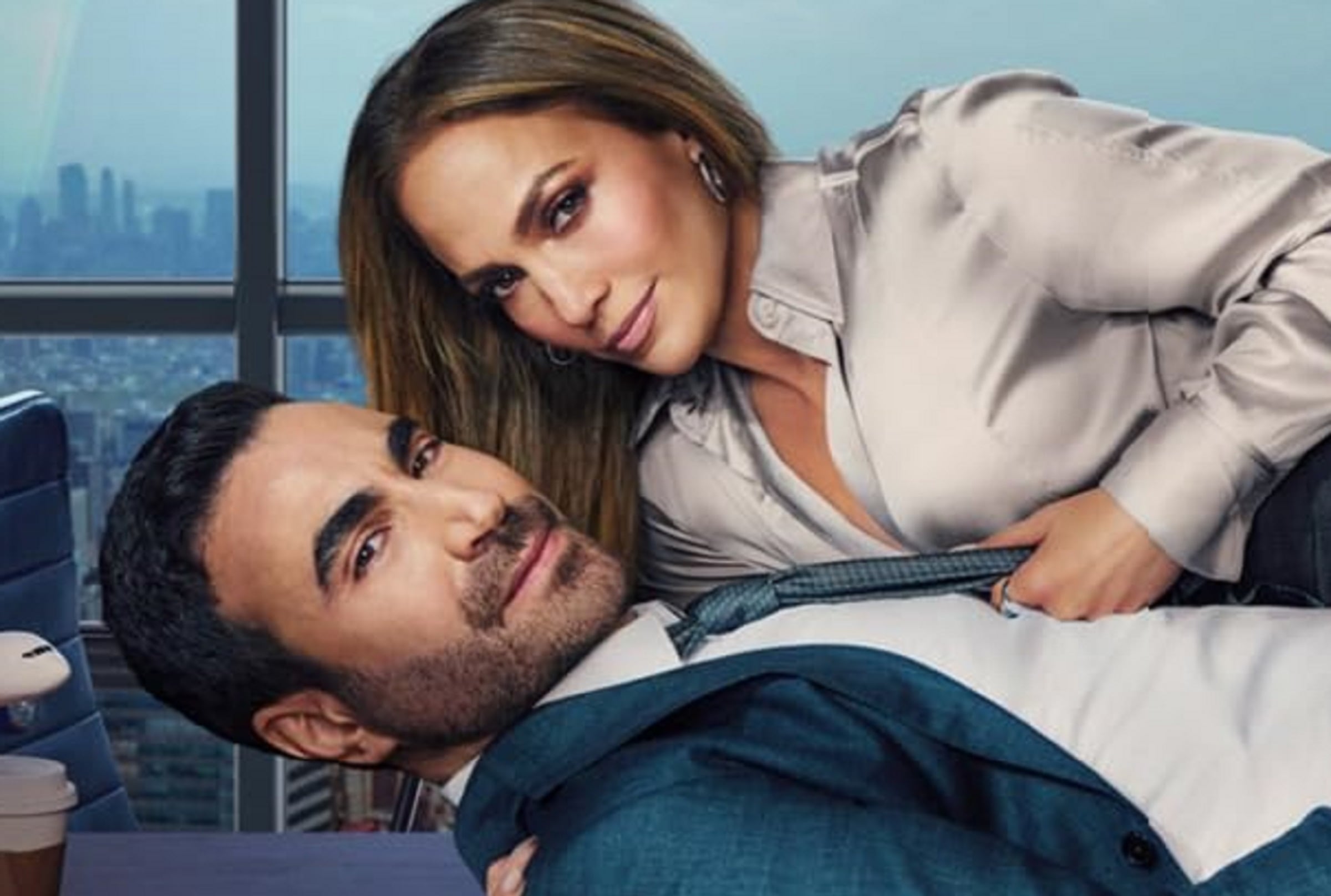 Jennifer Lopez interpreta a Jackie Cruz y Brett Goldstein interpreta a Daniel Blanchflower en la comedia romántica "Turbulencia en la oficina" (Foto: Netflix)