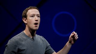 Facebook sigue en medio de la tormenta, pese a excusas de Zuckerberg