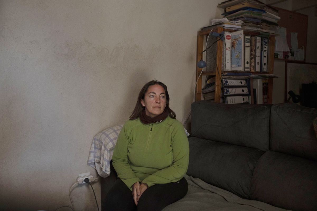 Carolina Martín se opone abiertamente a la caza del lobo y en ocasiones ha recibido un trato hostil por parte de sus vecinos de Monleras, en la región de Castilla y León.