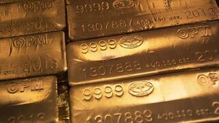 Oro opera cerca a mínimos de tres semanas por fortaleza dólar y datos de EE.UU.