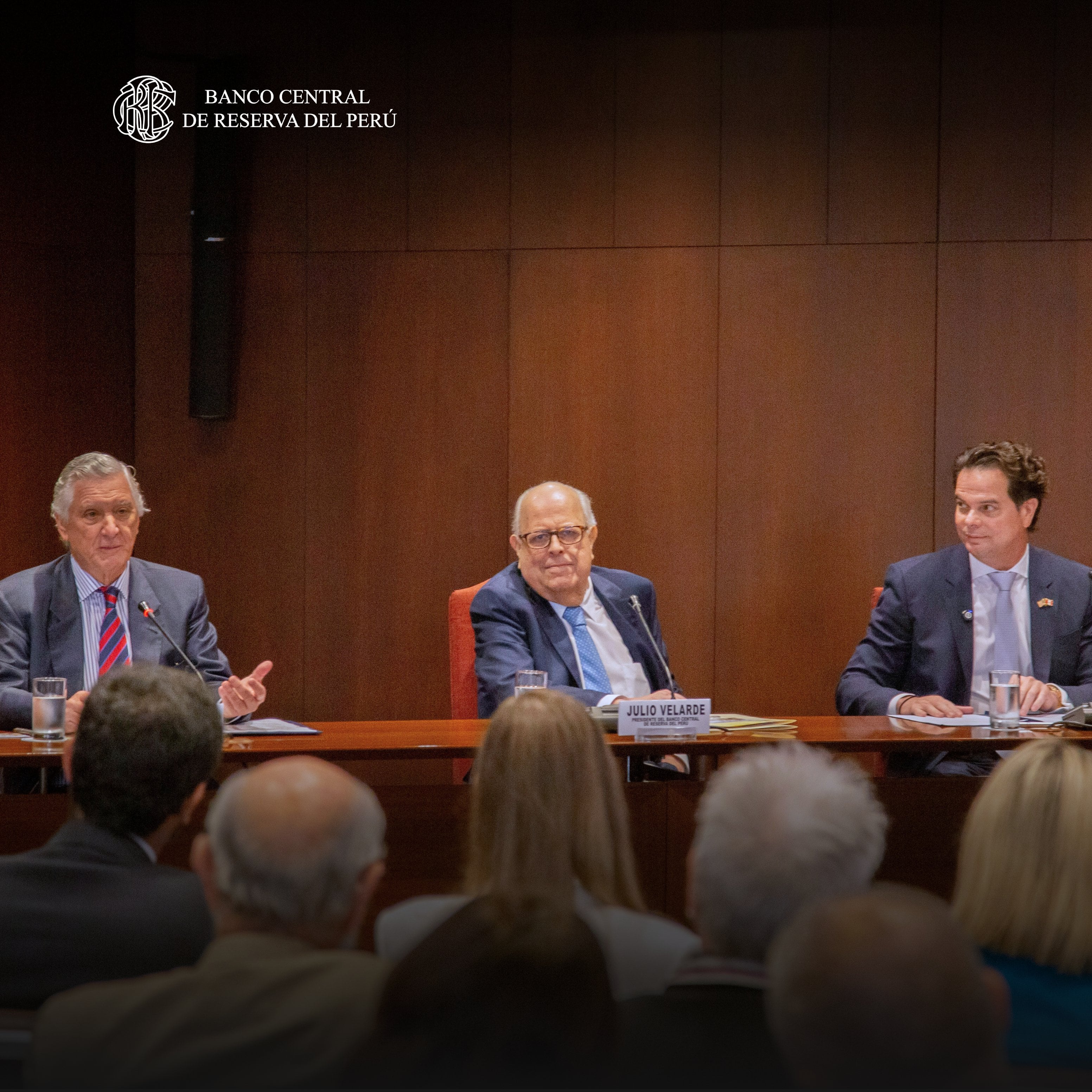 El embajador de Estados Unidos en Perú, Bernie Navarro, elogió al presidente del BCR, Julio Velarde. Foto: BCRP