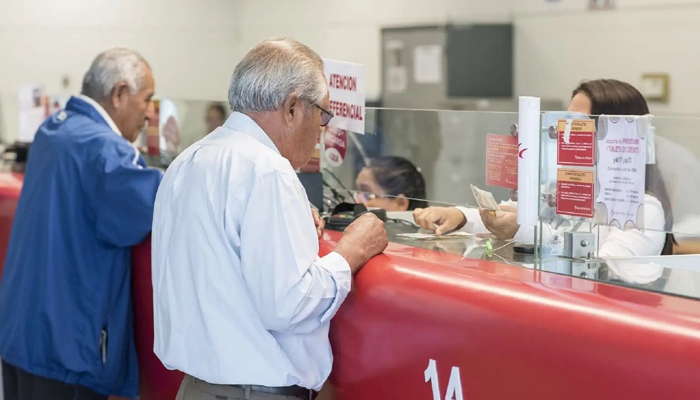 Los pensionistas jubilados de la ONP podrán recibir el pago de abril 2026 en las entidades bancarias. Conozca el cronograma para abril. Foto: Andina.