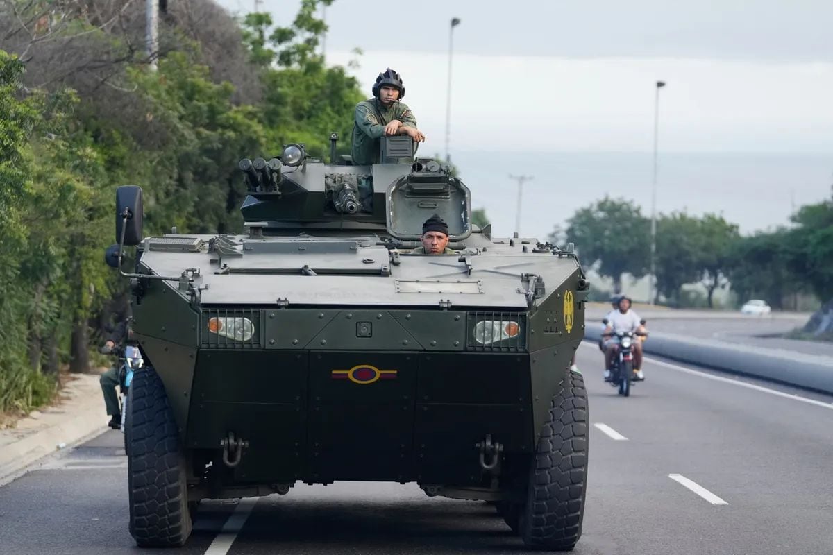 Un soldado permanece de pie sobre un vehículo blindado en la autopista que conecta el aeropuerto internacional con Caracas, el 4 de enero. Foto: Matias Delacroix/AP Photo