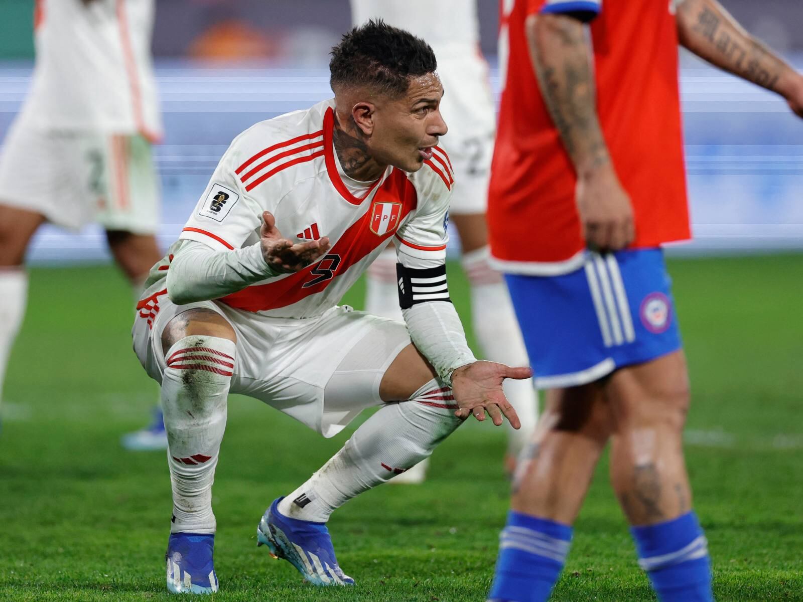 Paolo Guerrero en uno de los pasajes de la derrota de Perú a manos de Chile en el Estadio Monumental de Santiago. (Foto: AFP)