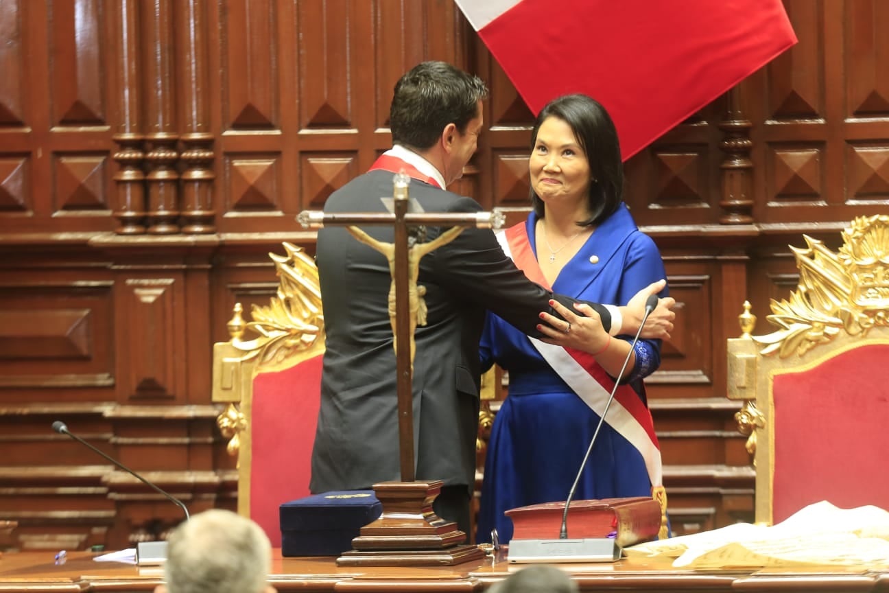 Miguel Torres, presidente de la Cámara de Senadores, junto a la presidente de la República, Keiko Fujimori. Foto: El Comercio