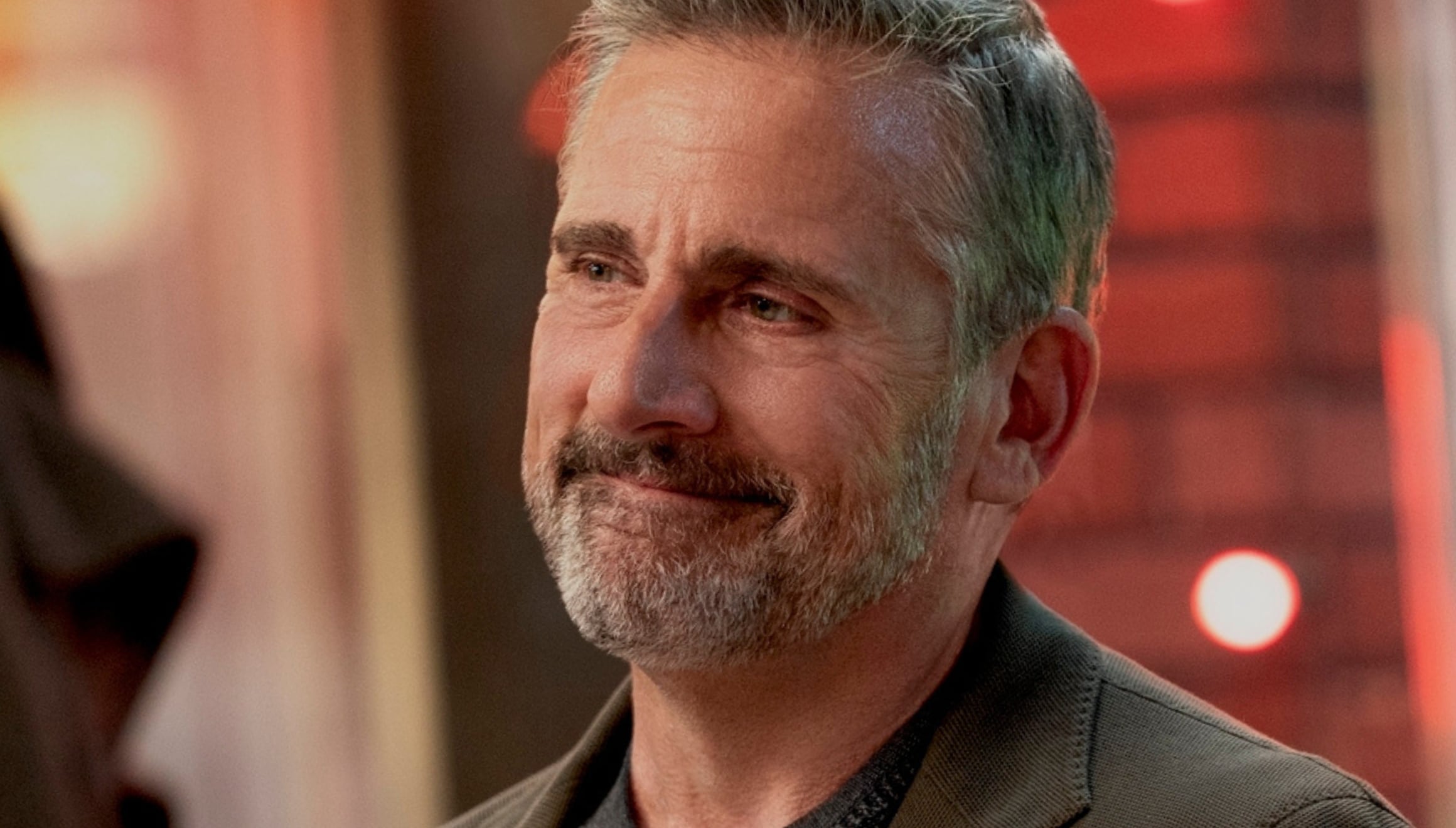 Steve Carell como Greg Russo en una escena de serie de comedia "Rooster" (Foto: HBO)