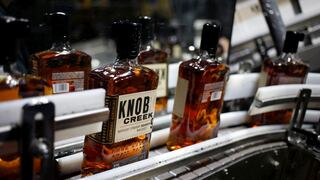 UE retrasa aranceles del 50% al whisky estadounidense