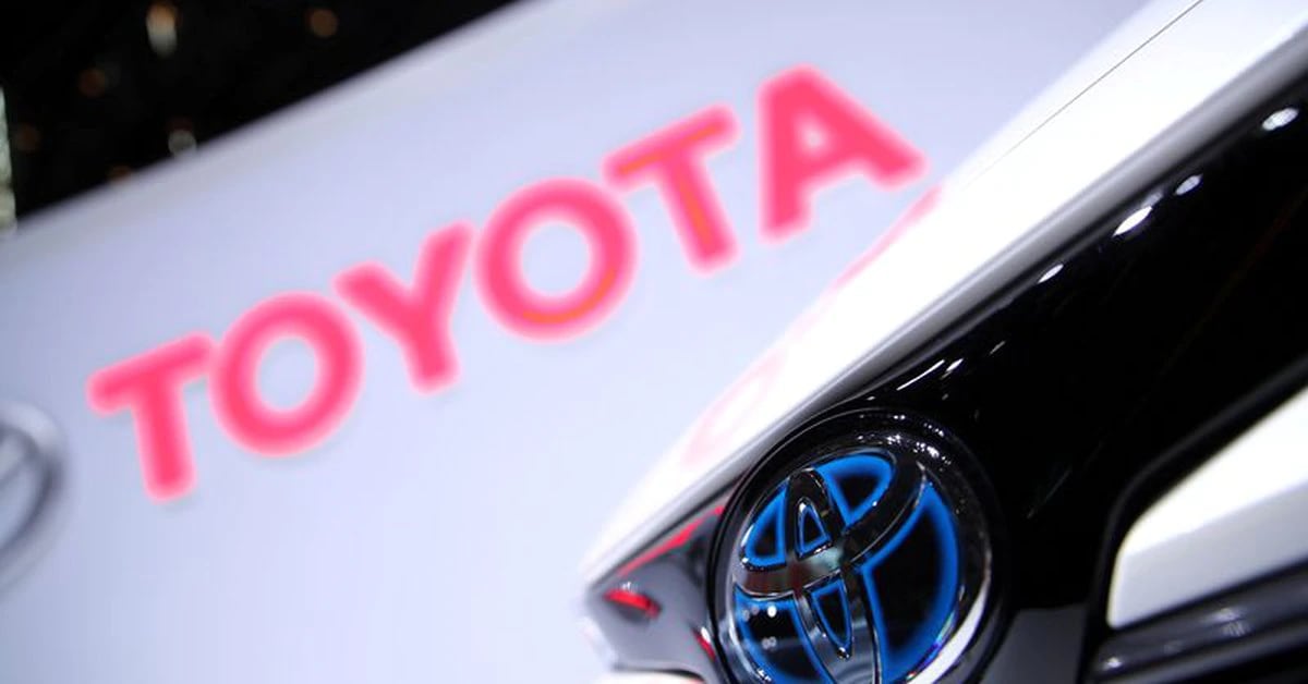 Toyota, con sede en la ciudad de Toyota en el centro de Japón, elevó su pronóstico de ganancias para el año fiscal completo a 3.57 billones de yenes (US$ 22,800 millones), un 25% menos que el año anterior.