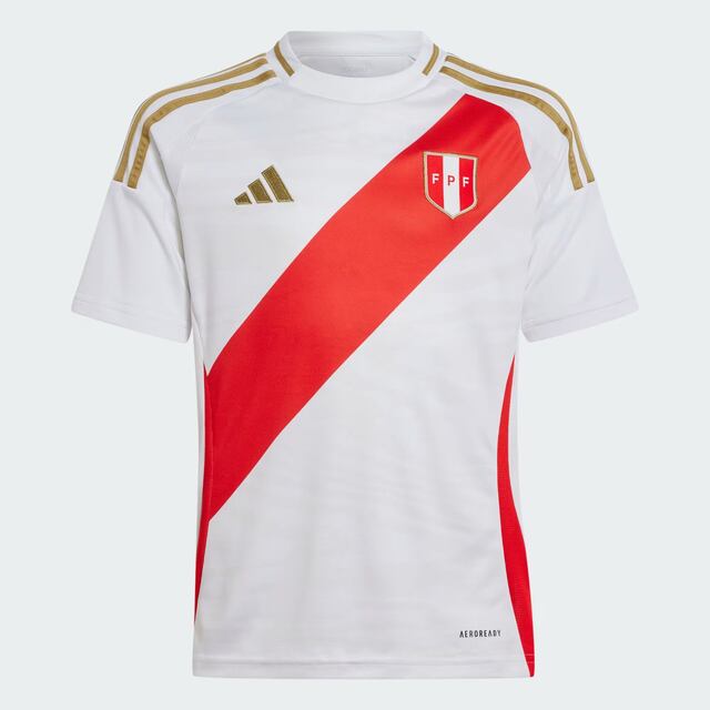 Un clásico para el look futbolero y un diseño lleno de tradición musical peruana. Detrás de la infaltable franja roja, el fondo blanco de esta camiseta local de Perú, cobra vida con un efecto de textura de madera tomado de un tradicional cajón peruano.  Foto: Adidas.pe