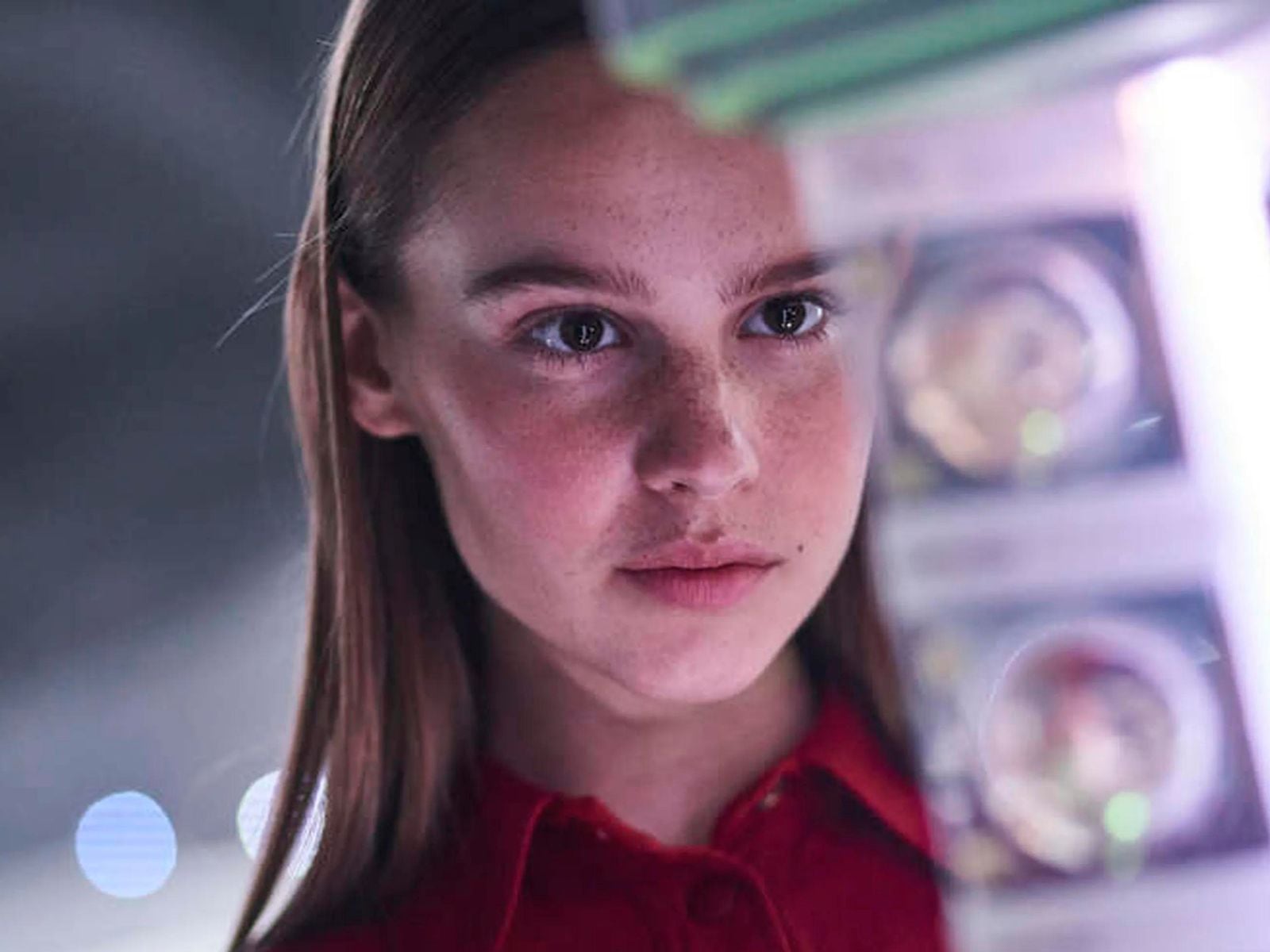 Clara Rugaard interpreta a La Hija, en la película "I Am Mother". Se trata de una niña criada en un búnker post-apocalíptico por una robot que ayuda a la repoblación de la Tierra (Foto: Netflix)