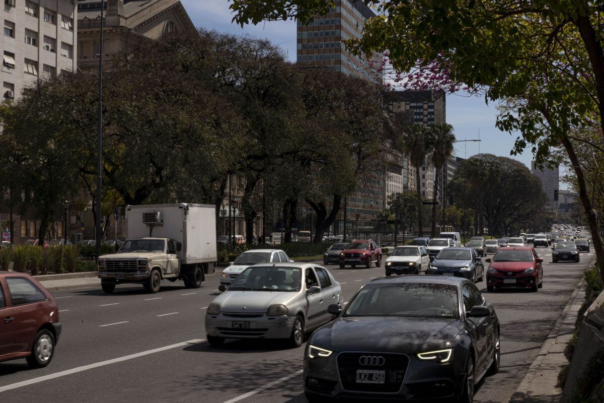 El tráfico circula por la Avenida 9 de Julio en Buenos Aires, Argentina, el jueves 17 de septiembre de 2020.