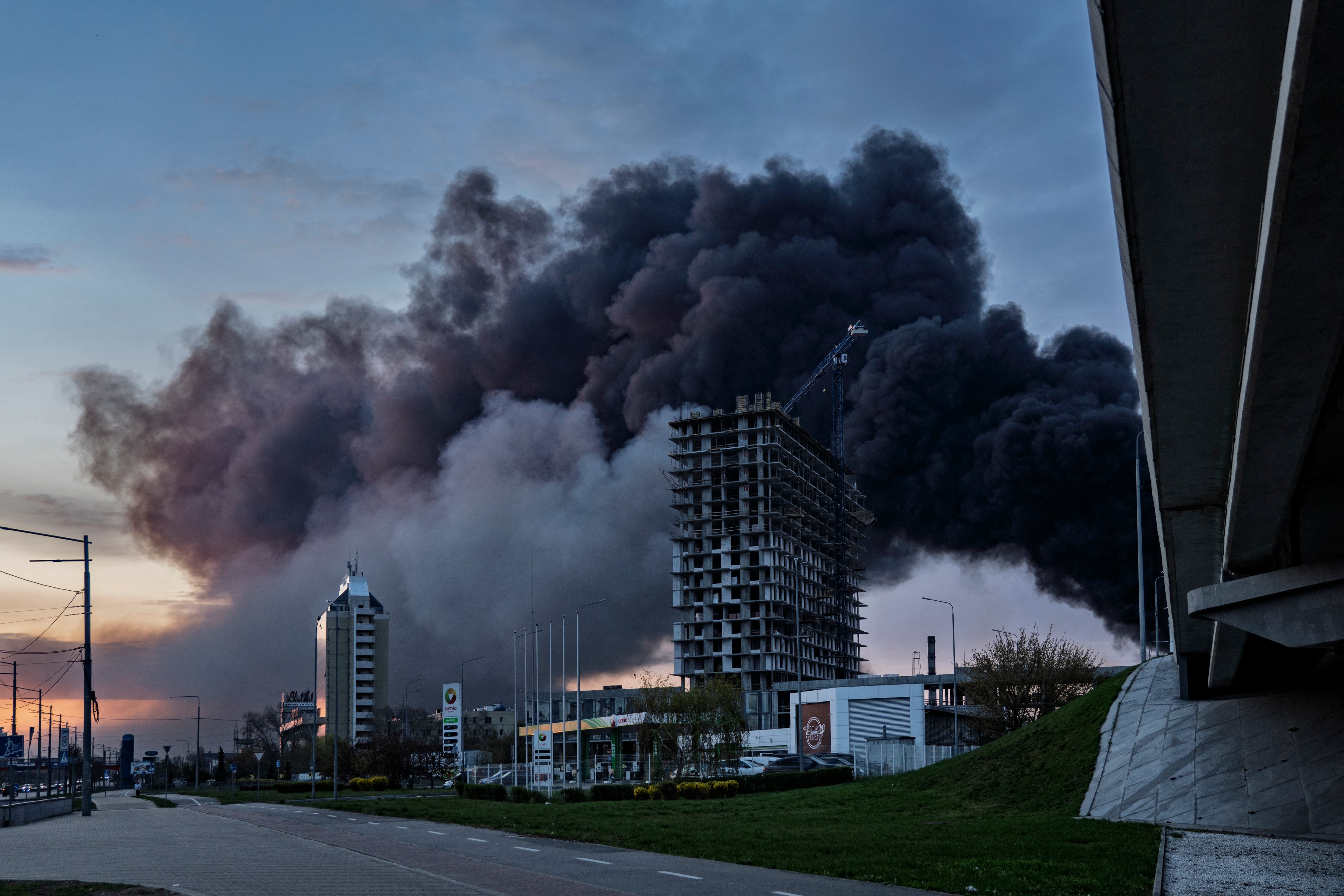 El humo se eleva sobre Kiev tras un ataque de Rusia el 16 de abril de 2026, en el contexto de la invasión rusa de Ucrania. (Foto de Serhii Okunev / AFP).