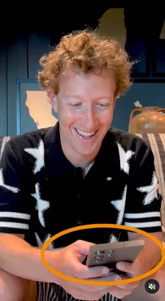 Mark Zuckerberg enseñando el teléfono que usa en un video que subió a sus redes sociales (Foto: Marck Zuckerberg / Instagram)