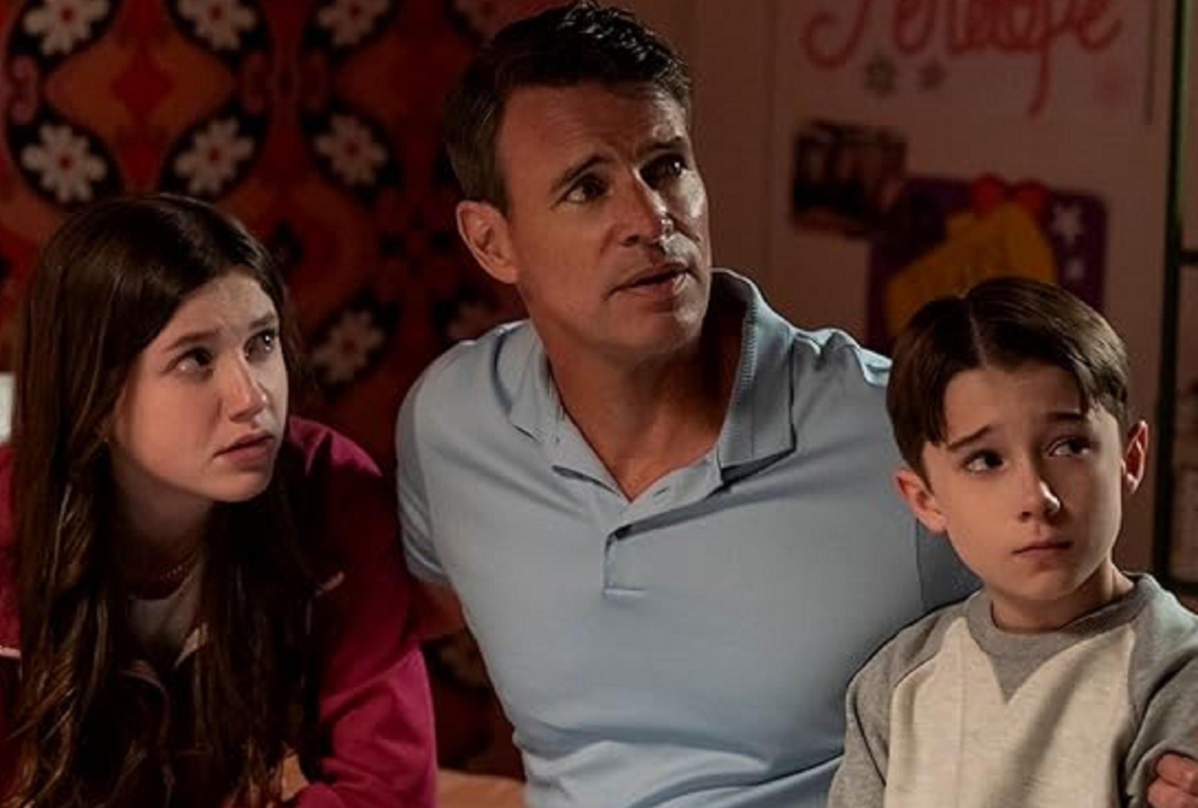 Cassidy Paul como Penélope, Scott Foley como Malcolm y Cary Christopher como Justin en el drama romántico "It’s Not Like That" (Foto: Amazon Prime Video)