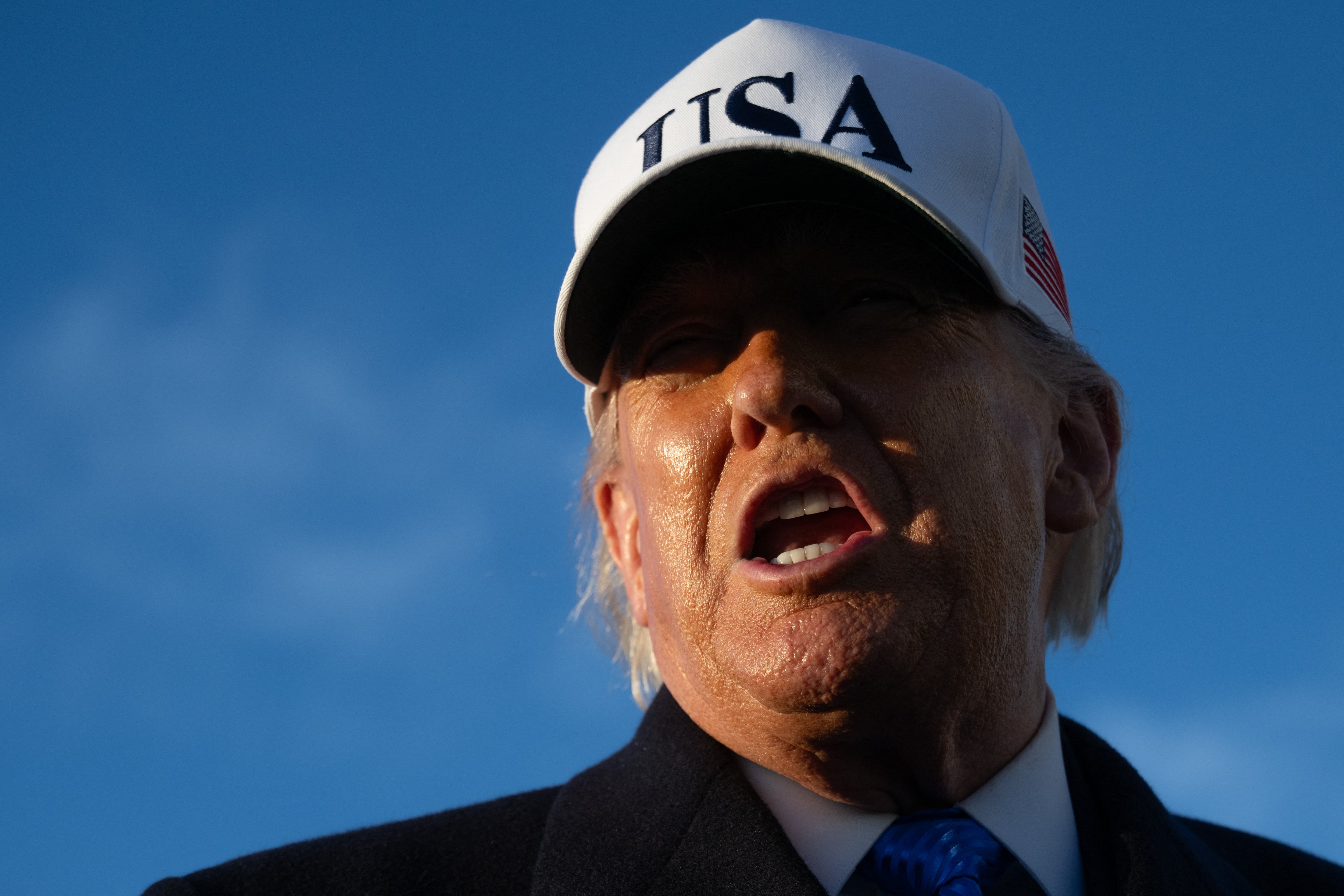 El presidente estadounidense Donald Trump habla con los periodistas antes de abordar el Air Force One al partir de la Base Conjunta Andrews en Maryland el 13 de marzo de 2026. (Foto de SAUL LOEB / AFP).