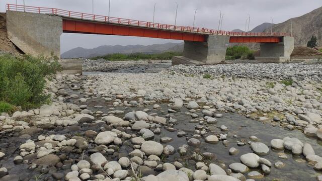 Puente Concón que costó millones está inutilizable y a punto de colapsar en Lunahuaná 