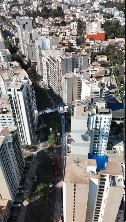 El parque de grúas torre en Lima creció de forma exponencial. Mientras en 2010 se estimaba entre 10 y 20 unidades en toda la capital, hoy se calcula entre 150 y 180 grúas operando en distintos puntos de la ciudad.