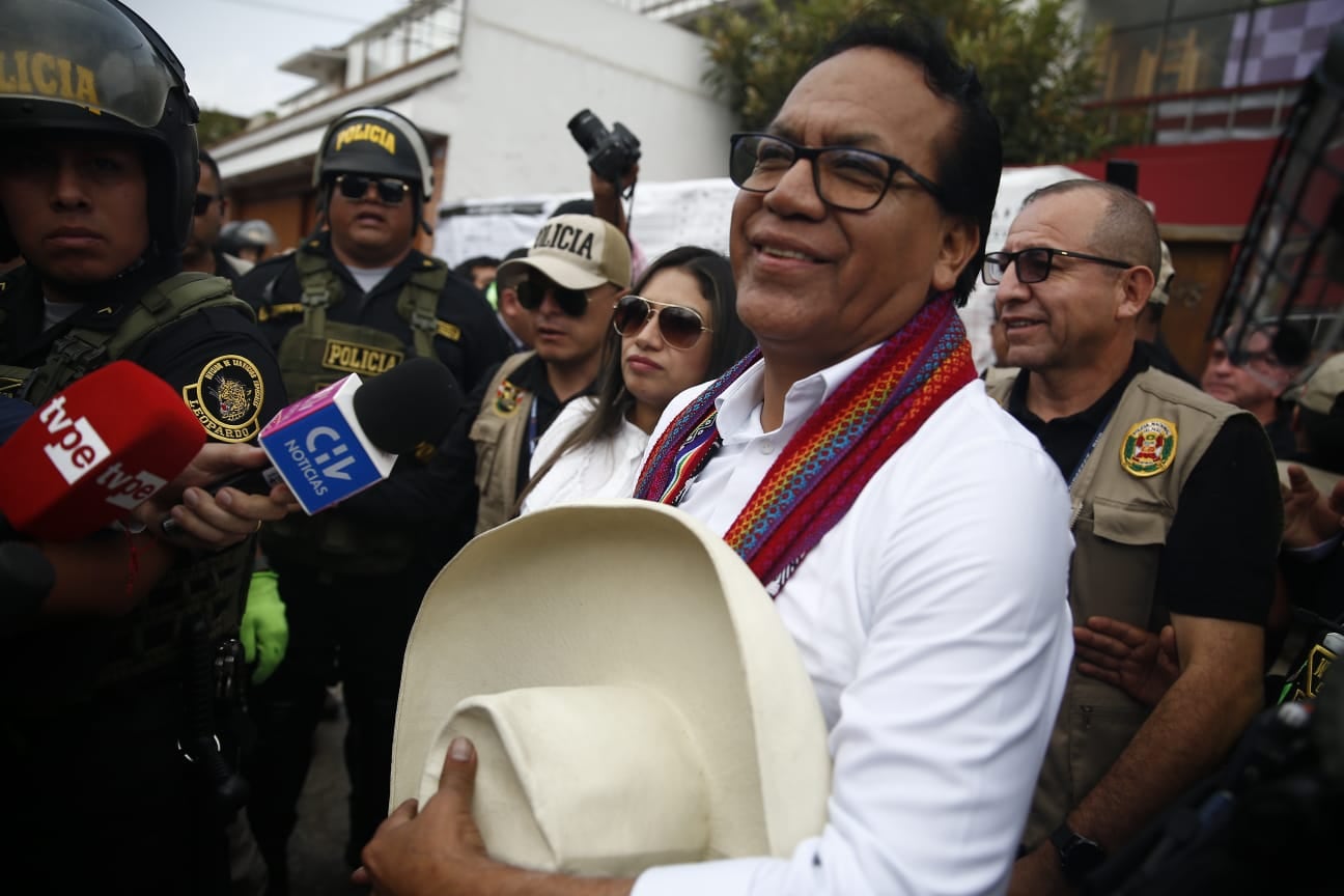 Roberto Sánchez fue ministro durante el gobierno de Pedro Castillo. Su vínculo con el presidiario exmandatario le permitió apropiarse del símbolo del sombrero. Foto: GEC