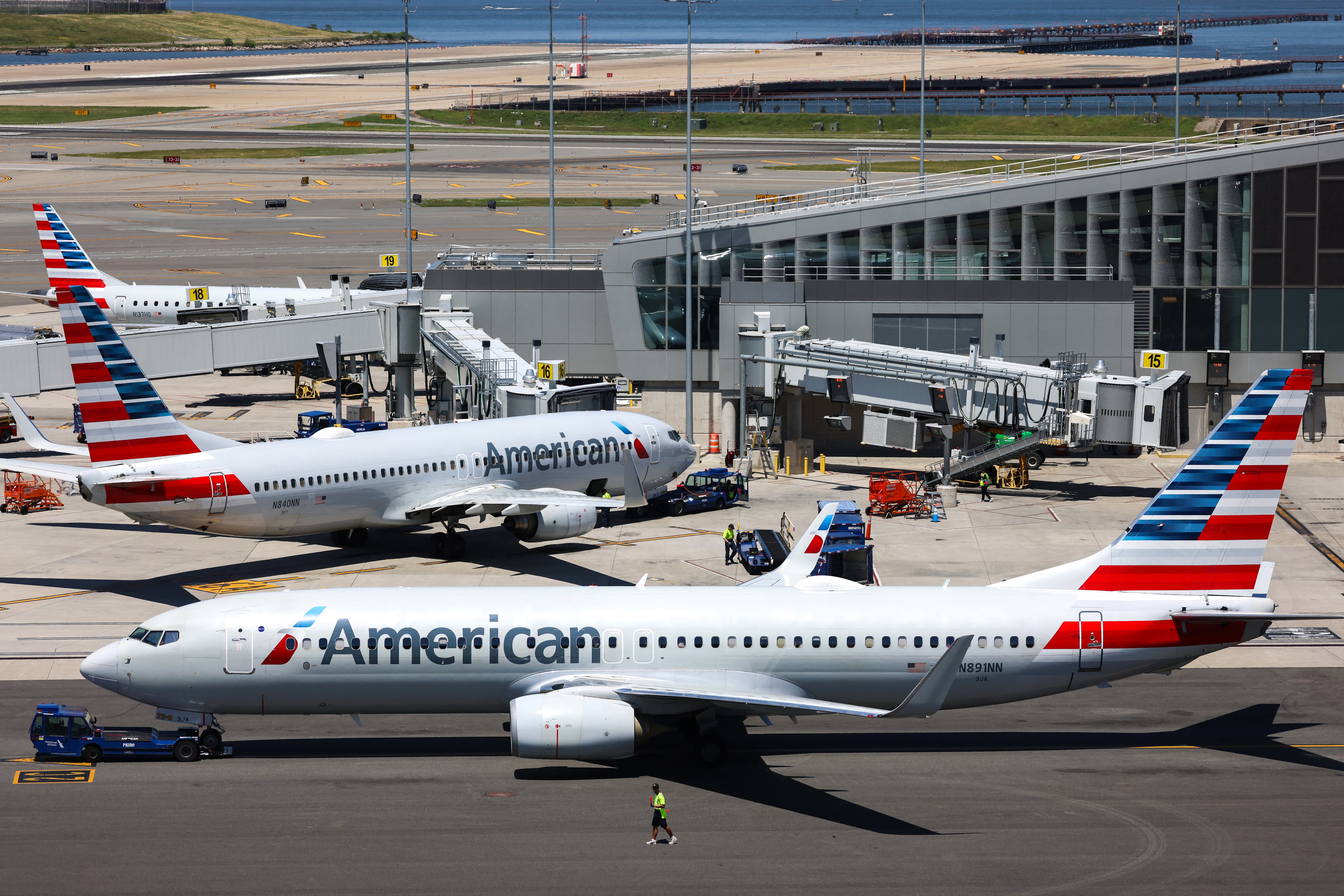 Los aviones Boeing 737 de American Airlines se ven estacionados en el aeropuerto LaGuardia de Queens, Nueva York, el 24 de mayo de 2024. (Foto de Charly TRIBALLEAU / AFP).
