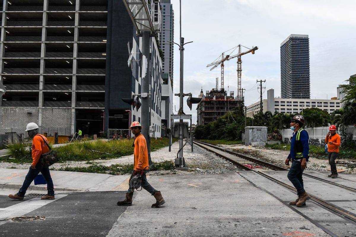 Trabajadores latinos trabajando en el sector construcción en Florida (Foto: AFP).
