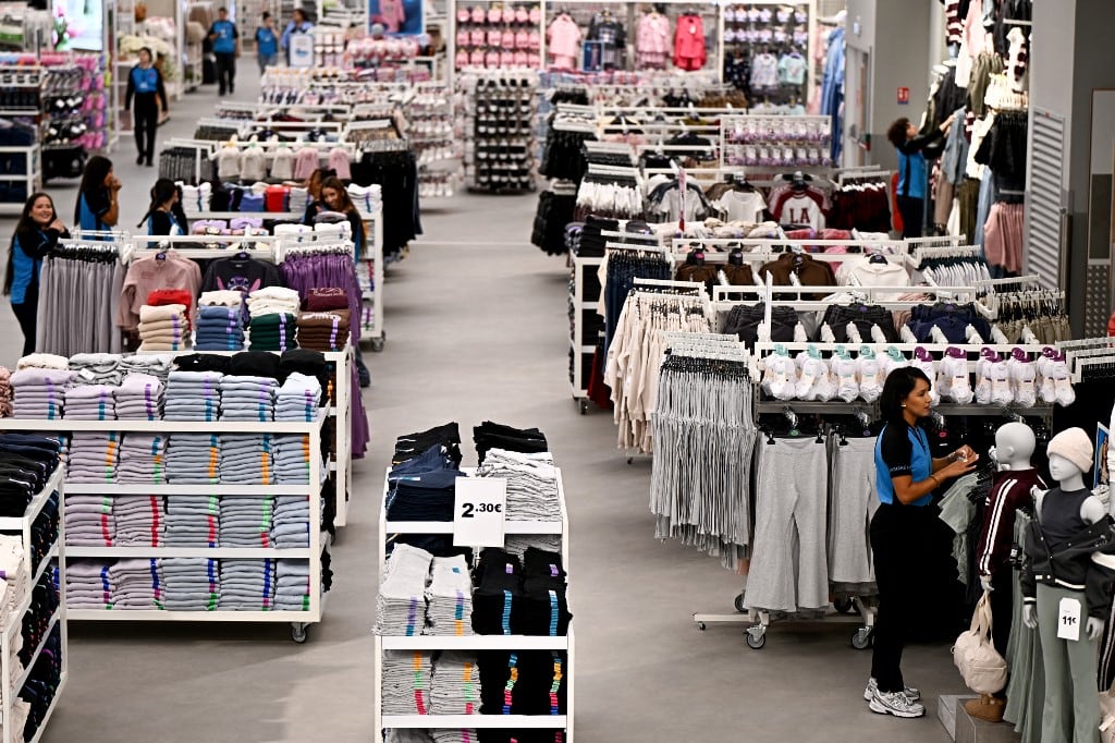 Empleados de Primark se preparan para la inauguración de una tienda en Montpellier, al sur de Francia, el 10 de septiembre de 2025. (Foto de GABRIEL BOUYS / AFP)