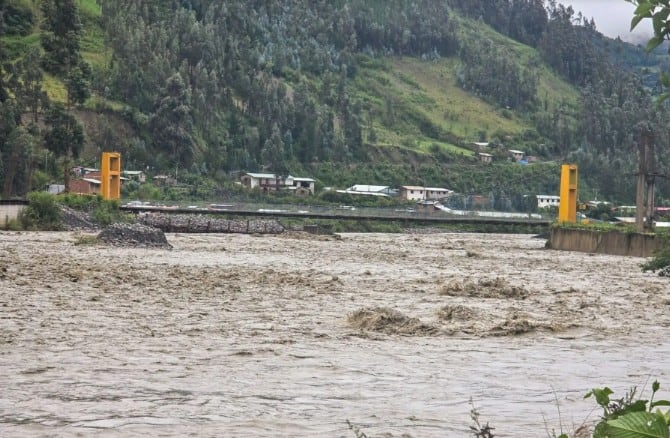 l río Mapacho, que atraviesa la provincia cusqueña de Paucartambo, se encuentra en el “nivel de peligro rojo” por el aumento del caudal a causa de las intensas lluvias que registra Cusco. ANDINA/Difusión