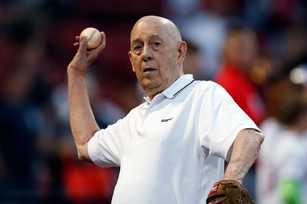 En foto del 8 de septiembre del 2019, el cofundador de ESPN Bill Rasmussen lanza la bola en el encuentro de los Medias Rojas de Boston ante los Yankees de Nueva York. (AP Foto/Michael Dwyer, Archivo)