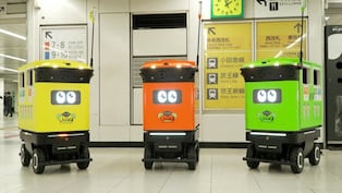 Robots limpian la estación de tren más transitada de Tokio