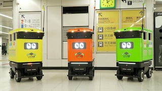 Robots limpian la estación de tren más transitada de Tokio