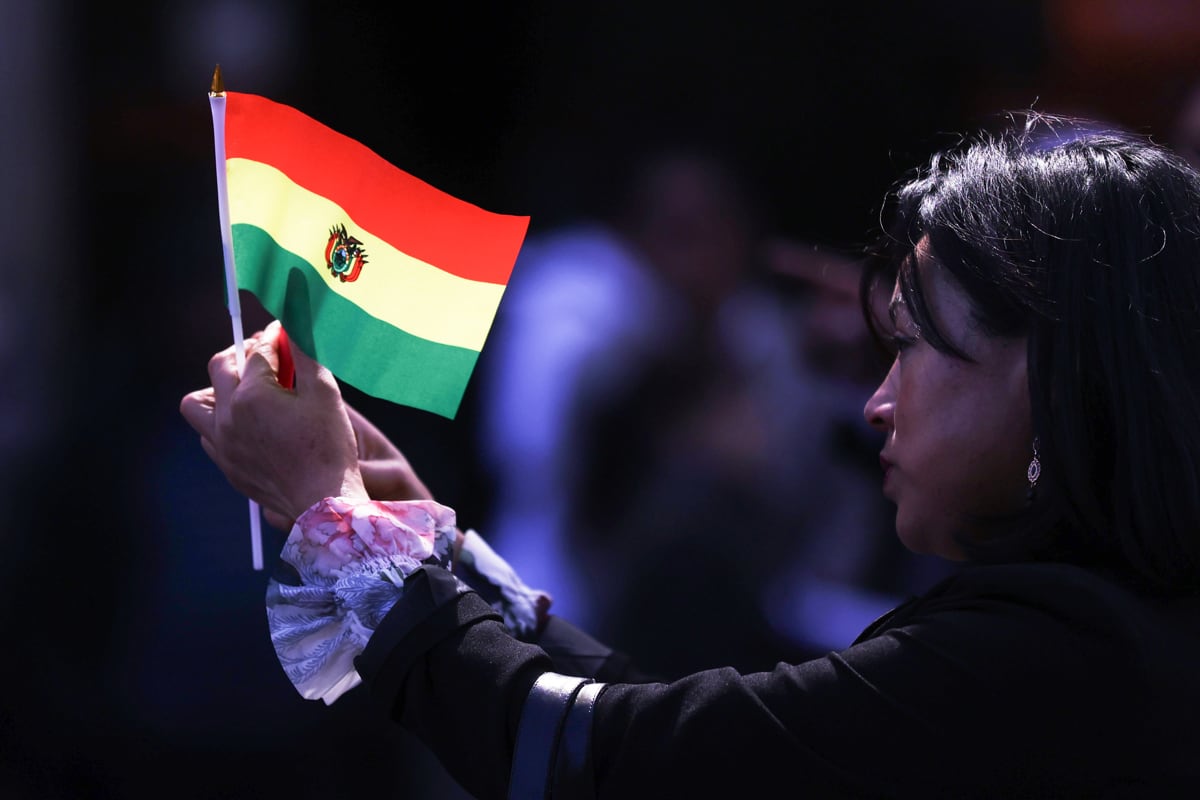AME7858. LA PAZ (BOLIVIA), 05/08/2025.- Una persona sostiene una bandera de Bolivia durante un desfile conmemorativo por los 200 años de la independencia de Bolivia este martes, en La Paz (Bolivia). EFE/ Luis Gandarillas