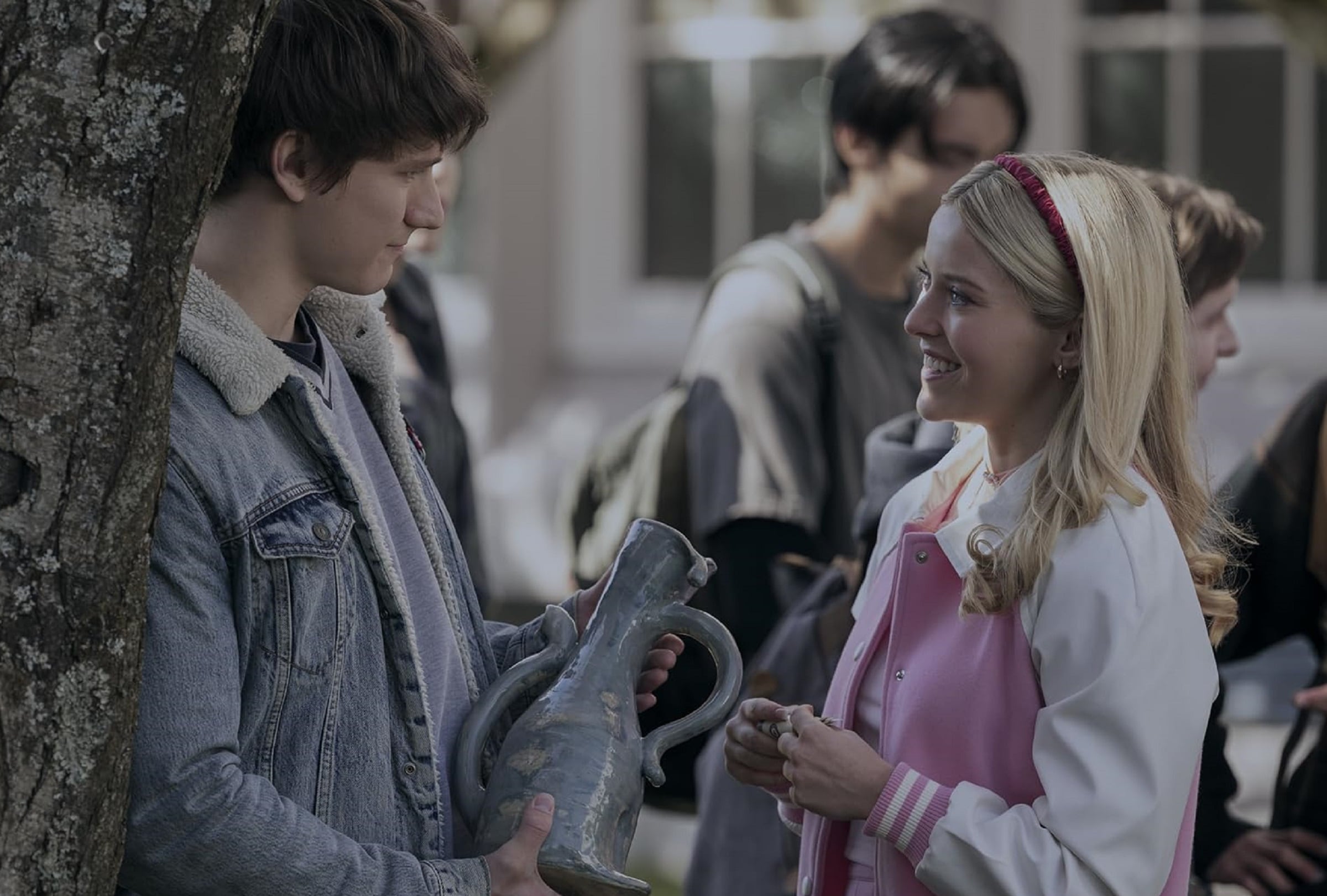 Jacob Moskovitz da vida a Miles y Lexi Minetree da vida a Elle Woods en "Elle", la serie precuela de "Legalmente rubia" (Foto: Amazon Prime Video)