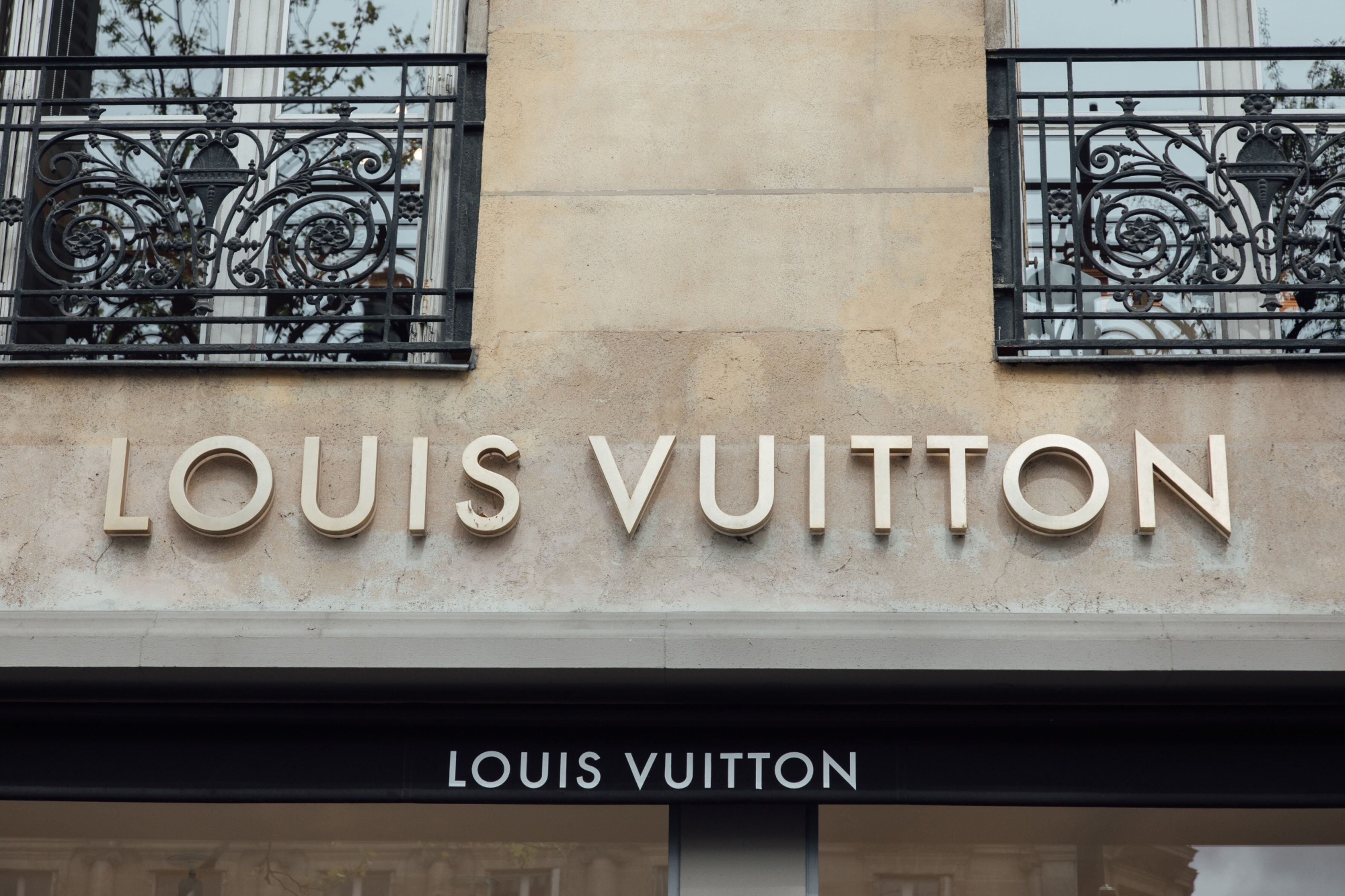 Cartel publicitario en el exterior de la boutique de ropa de lujo Louis Vuitton, operada por LVMH Moet Hennessy Louis SE, en el centro de París, Francia, el martes 11 de abril de 2023.